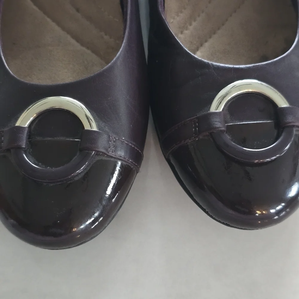 Clarks Womens Leather Slip-On Flats 9.5 Buckle Detail Burgundy Exellent